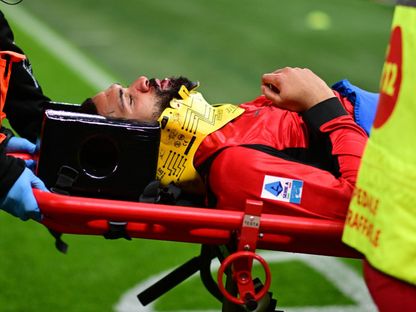 روبن لوفتوس-تشيك لاعب ميلان يغادر أرضية الملعب على نقالة بعد تعرضه لإصابة في مباراة بارما - 22 فبراير 2026 - Reuters