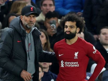 جناح ليفربول محمد صلاح ومدرب الفريق يورغن كلوب خلال مباراة تشيلسي في الدوري الإنجليزي الممتاز- 4 أبريل 2023 - - Reuters