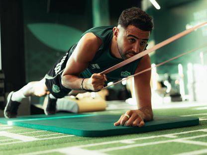 رياض محرز نجم الأهلي في حصة تدريبية - 12 أبريل 2026 - X/@@ALAHLI_FC