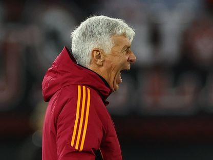 جيان بييرو غاسبريني مدرب روما يوجّه لاعبيه خلال مواجهة ميتلاند الدنماركي بالدوري الأوروبي - 27 نوفمبر 2025 - REUTERS