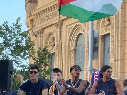 لامين يامال لاعب برشلونة يحمل علم فلسطين خلال احتفالات الفريق الإسباني بلقب الدوري - 11 مايو 2026 - REUTERS