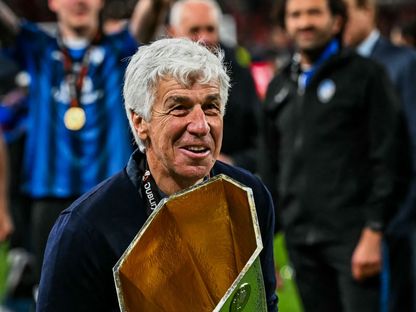 جيان غاسبريني مدرب نادي أتالانتا يحمل لقب الدوري الأوروبي- 22 مايو 2024 - Reuters
