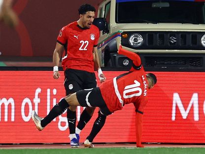 عمر مرموش يحتفل مع محمد صلاح بهدف مصر أمام كوت ديفوار في ربع نهائي كأس أمم إفريقيا - 10 يناير 2026 - Reuters