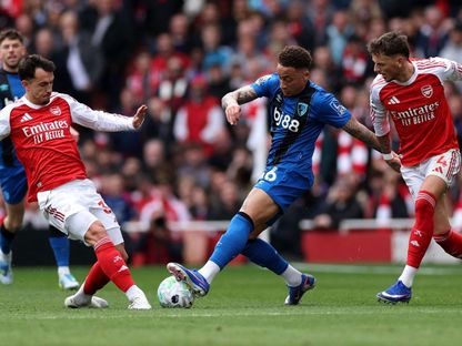 مارتن زوبيميندي يرتكب خطأ فادح في مباراة أرسنال وبورنموث بالدوري الإنجليزي - 11 أبريل 2026 - Reuters