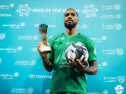 إيفان توني يحمل جائزة أفضل لاعب في مباراة الأهلي والاتفاق بالدوري السعودي - 28 يناير 2026 - FB/@النادي الأهلي السعودي