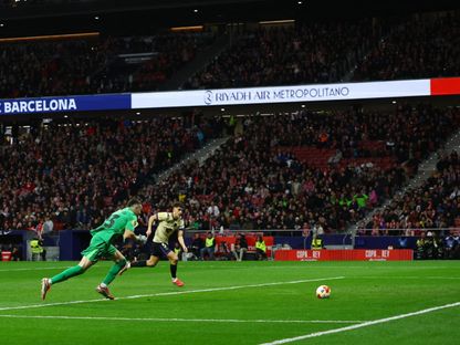 جوان غارسيا حارس برشلونة يحاول العودة للحاق بالكرة - 12 فبراير 2026 - Reuters