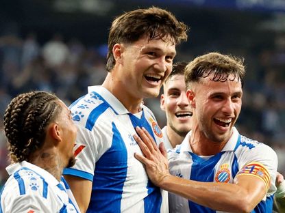 المدافع ميغيل روبيو يحتفل بتسجيل هدف تعادل إسبانيول أمام أتلتيكو مدريد في الليغا 18-8-2025 - espanyol/x