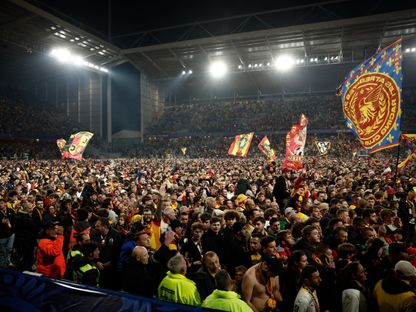 جماهير لانس تحتفل داخل الملعب بعد التأهل لنهائي كأس فرنسا على حساب تولوز - 21 أبريل 2026 - Reuters