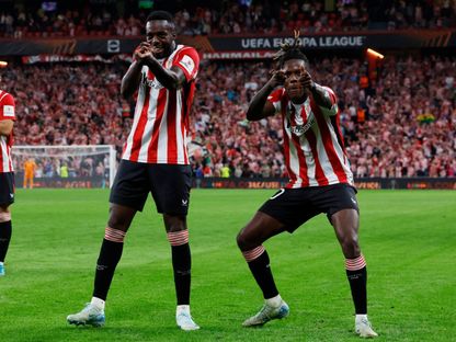 إينياكي ويليامز لاعب أتلتيك بلباو يحتفل مع شقيقه نيكو بعد التسجيل بمواجهة ألكمار في الدوري الأوروبي - 3 أكتوبر 2024 - Reuters