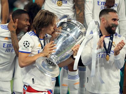 لوكا مودريتش يقبّل كأس دوري أبطال أوروبا بعد فوز ريال مدريد على ليفربول في النهائي - 28 مايو 2022 - Reuters