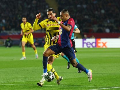 رافينيا مهاجم برشلونة في صراع على الكرة مع إيمري تشان مدافع دورتموند - 9 أبريل 2025 - Reuters