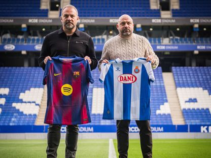 هانزي فليك ومانولو غونزاليس مدربا برشلونة وإسبانيول قبل ديربي كتالونيا - 3 يناير 2026 - X@FCBarcelona