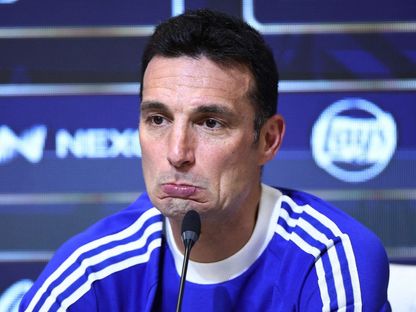 شاهد.. سكالوني يغادر مؤتمر الأرجنتين حزناً على بانيشيلي