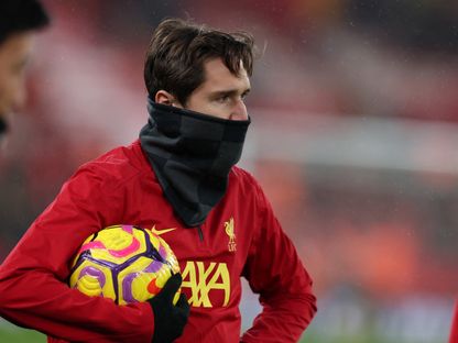 فيدريكو كييزا لاعب ليفربول خلال الإحماء قبل مباراة مانشستر يونايتد في الدوري الإنجليزي - 5 يناير 2025 - Reuters