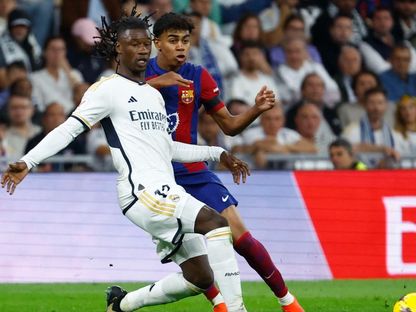 لامين يامال وكامافينغا في مباراة الكلاسيكو بين ريال مدريد وبرشلونة في الليغا 21-4-2024 - Reuters