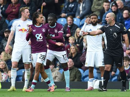 الدولي التونسي حنبعل المجبري لاعب وسط بيرنلي خلال مواجهة ليدز يونايتد في الدوري الإنجليزي الممتاز - 11 نوفمبر 2025 - REUTERS