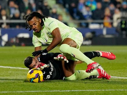 جول كوندي مدافع برشلونة قبل تسجيل الهدف الأول أمام خيتافي - 18 يناير 2025 - Reuters