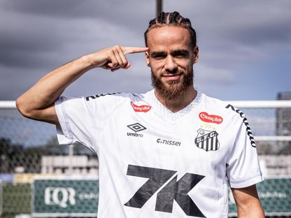 الجزائري بلال براهيمي أثناء تقديمه كلاعب جديد لنادي سانتوس - 24 سبتمبر 2025 - X/SantosFC