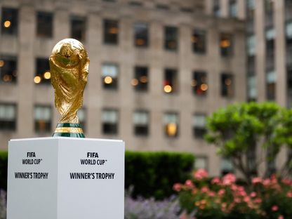 كأس العالم لكرة القدم على منصة في أحد شوارع نيويورك - 16 يونيو 2022 - USA TODAY Sports/Reuters