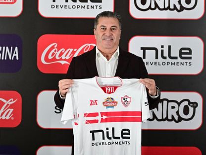 مدرب الزمالك بيسيرو يحمل قميص الفريق - Zamalek/x
