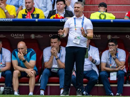 مدرب أوكرانيا سيرغي ريبروف خلال مباراة ضد رومانيا في "يورو 2024" - 17 يونيو 2024 - AFP