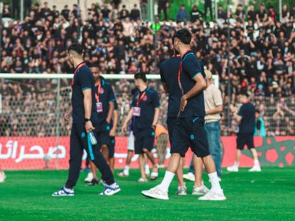 لاعبو أولمبيك آسفي أثناء دخولهم لمعاينة أرضية ملعب المسيرة قبل مواجهة اتحاد العاصمة - 19 أبريل 2026 - FB/ocsfootfc