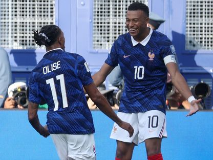كيليان مبابي يحتفل بهدفه مع مايكل أوليس خلال مواجهة فرنسا والسويد بكأس العالم - 30 يونيو 2026 - Reuters