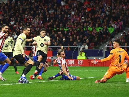 باو كوبارسي يسجل هدفاً لبرشلونة ألغاه الحكم لاحقاً خلال مواجهة أتلتيكو مدريد بنصف نهائي كأس ملك إسبانيا - 12 فبراير 2026 - REUTERS