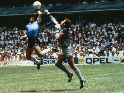 عرض قميص الحارس شيلتون من مباراة "يد الله" للبيع بمزاد علني