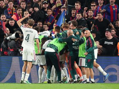مدافع ريال مدريد دين هويسين يعترض على جمهور برشلونة بعد الاعتداء على إدواردو كامافينغا بسارية علم في الكلاسيكو - 25 أكتوبر 2026 - reuters