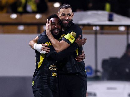 كريم بنزيما يحتفل مع مهند الشنقيطي بهدفه الاتحاد أمام ضمك بالدوري السعودي - 13 يناير 2026 - X@ittihad