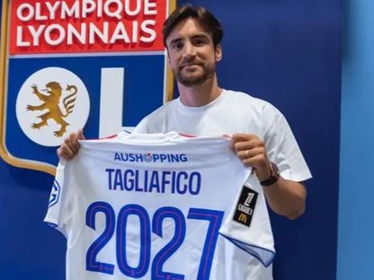 الدولي الأرجنتيني نيكولاس تاليافيكو بعد توقيع عقده الجديد مع ليون - 1 أغسطس 2025 - X/@OL