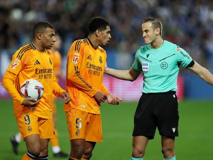 الحكم ألبيرولا روخاس رفقة كيليان مبابي وجود بيلينغهام خلال مباراة ليغانيس وريال مدريد بالدوري الإسباني - 24 نوفمبر 2024 - Reuters