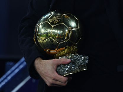 رودري المتوج بجائزة الكرة الذهبية يحملها بيده قبل الاحتفال بها مع جمهور مانشستر سيتي قبل المواجهة أمام توتنهام في البريمييرليغ - 23 نوفمبر 2024 - Action Images via Reuters
