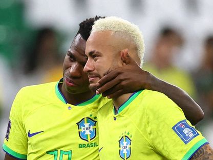 فينيسيوس جونيور يواسي نيمار عقب خروج البرازيل من ربع نهائي كأس العالم 2022 أمام كرواتيا بركلات الترجيح - Reuters