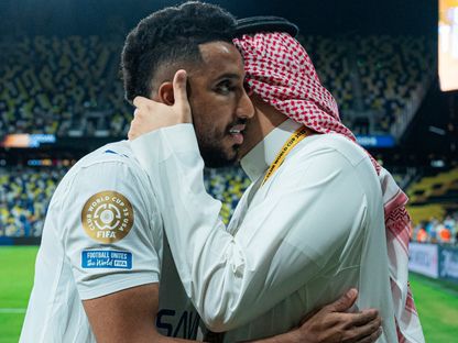 قائد الهلال سالم الدوسري يصافح الرئيس فهد بن نافل بعد مباراة باتشوكا في كأس العالم للأندية - 26 يونيو 2025 - X/@Alhilal_FC