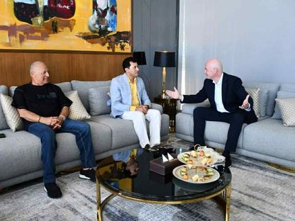 جياني إنفانتينو (إلى اليمين) مع أشرف صبحي وزير الرياضة المصري وهاني أبو ريدة رئيس الاتحاد المصري - 2 أغسطس - X/@EFA