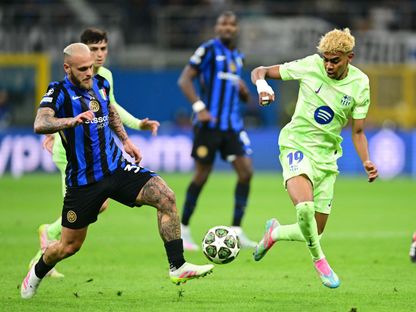 لامين يامال نجم برشلونة في مواجهة مع فيديريكو ديماركو مدافع إنتر ميلان بإياب نصف نهائي دوري أبطال أوروبا - 7 مايو 2025 - Reuters