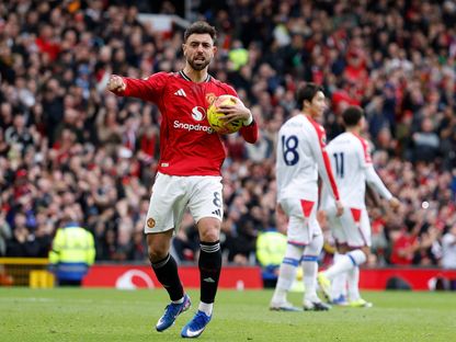 برونو فيرنانديز قائد مانشستر يونايتد يحتفل بعد تسجيل هدف التعادل في شباك كريستال بالاس بالدوري الإنجليزي الممتاز - 1 مارس 2026 - Reuters