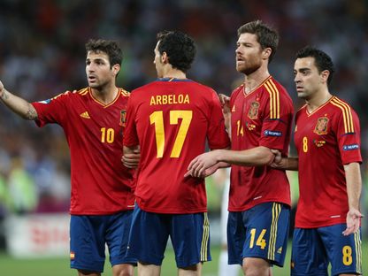 تشابي ألونسو وتشافي هرنانديز وسيسك فابريغاس وألفارو أربيلوا رباعي منتخب إسبانيا في مواجهة البرتغال بنصف نهائي يورو 2012 - 27 يونيو 2012 - Reuters