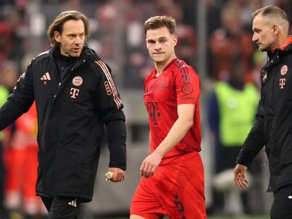 كيميش لاعب بايرن يخرج مصاباً خلال مواجهة آينتراخت فرانكفورت - 23 فبراير 2025 - X/@FCBayernEN