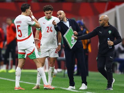 مدرب المغرب وليد الركراكي يلقي التعليمات على لاعب الوسط نائل العيناوي في مواجهة الكاميرون في كأس أمم إفريقيا - 10 يناير 2026 - Reuters