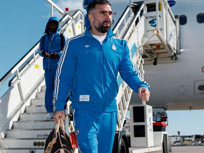 داني كارفاخال قائد ريال مدريد الإسباني يغادر الطائرة بعد الوصول إلى فالنسيا - 8 فبراير 2026 - facebook/RealMadrid