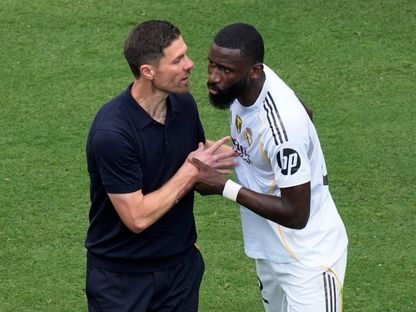 أنطونيو روديغر مدافع ريال مدريد مع مدربه تشابي ألونسو خلال مباراة باتشوكا في كأس العالم للأندية - 22 يونيو 2025 - IMAGN IMAGES via Reuters Connect