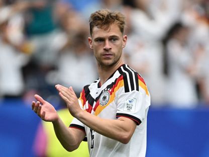 يوشوا كيميش لاعب ألمانيا يحيى الجمهور بعد الفوز على كوراساو في كأس العالم - 14 يونيو 2026 - Reuters