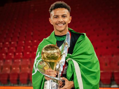 السعودي يزن مدني لاعب نادي إيغناتيا يحتفل بلقب الدوري الألباني - 13 مايو 2025 - X/@Yazan23M