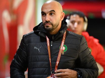 وليد الركراكي مدرب المغرب خلال وصوله إلى الملعب قبل مباراة جزر القمر في افتتاح كأس الأمم الإفريقية - 21 ديسمبر 2025 - X/@EnMaroc