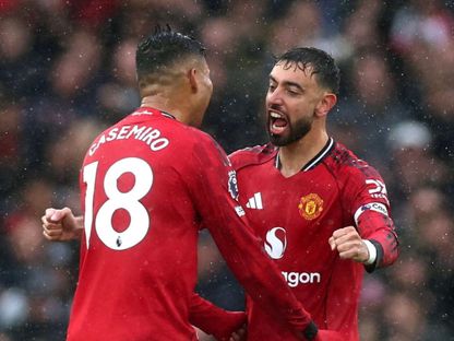 برونو فرنانديز يحتفل مع كارلوس كاسيميرو في مباراة مانشستر يونايتد وتشيلسي بالدوري الإنجليزي 20 سبتمبر 2025 - Reuters