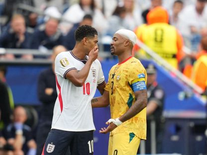 جود بيلينغهام وجوردان أيو في حديث جانبي خلال مباراة إنجلترا وغانا بكأس العالم - 23 يونيو 2026 - REUTERS