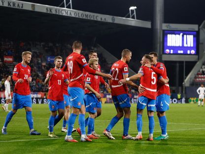 لاعبو منتخب جمهورية التشيك يحتفلون بالتسجيل ضد جبل طارق في تصفيات أوروبا لكأس العالم - 17 نوفمبر 2025 - Reuters